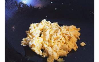 打散两个鸡蛋，加入三小勺清水，锅内倒入适量油，倒入鸡蛋炒至七分熟捞出备用