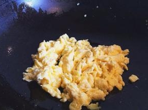 打散两个鸡蛋，加入三小勺清水，锅内倒入适量油，倒入鸡蛋炒至七分熟捞出备用