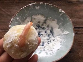 将虾仁插入土豆泥搓成圆    沾上玉米淀粉