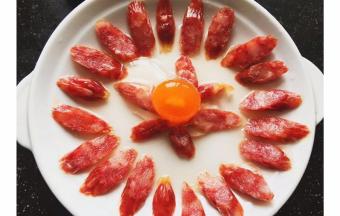 在中间磕入咸蛋~滴上几滴料酒