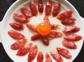 在中间磕入咸蛋~滴上几滴料酒