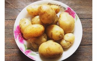土豆洗净蒸熟  用筷子能穿透即可