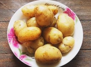 土豆洗净蒸熟  用筷子能穿透即可