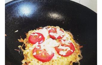 然后再翻回来，加入番茄，撒上马苏里拉奶酪