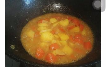 加入好侍百梦多咖喱块小火慢慢搅拌至融化  然后变得浓稠即可出锅   因为咖喱块已经配好调料   无需另外加盐哦~