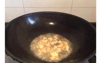 锅内倒入适量油   加入鸡腿肉翻炒