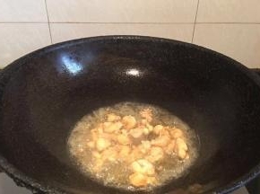 锅内倒入适量油   加入鸡腿肉翻炒