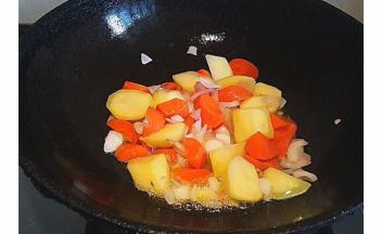 倒入土豆和胡萝卜翻炒