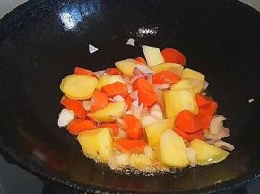 倒入土豆和胡萝卜翻炒