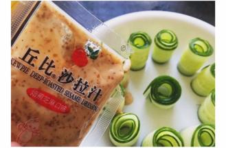 加入一茶勺盐和沙拉汁