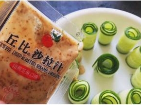 加入一茶勺盐和沙拉汁