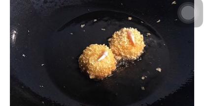 锅内倒入适量油   中小火炸至即可