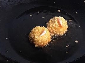 锅内倒入适量油   中小火炸至即可
