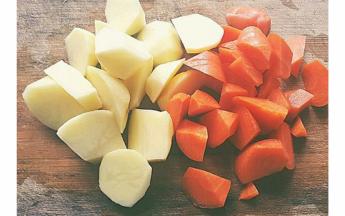 胡萝卜和土豆切块