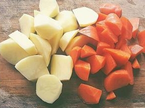 胡萝卜和土豆切块