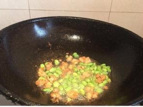 加入毛豆翻炒