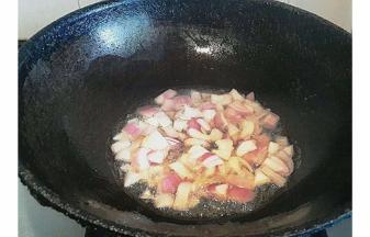 锅内倒入适量油  爆香洋葱丁