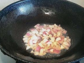 锅内倒入适量油  爆香洋葱丁