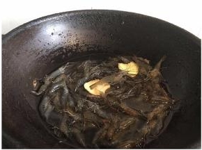 锅内倒入少许水 加入河虾和姜片