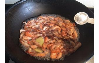 待水沸腾加入两茶勺盐