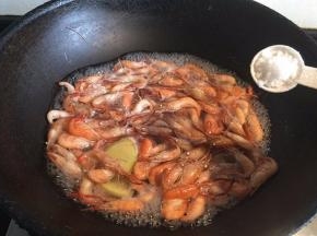 待水沸腾加入两茶勺盐