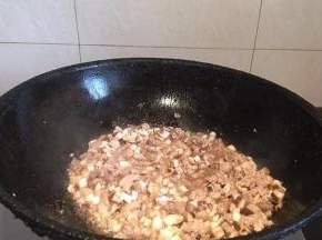 然后倒入香菇丁翻炒