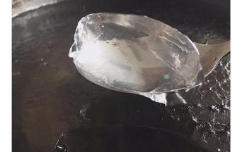 凉透至凝固即可~放入冰箱冷藏口感更好哦，调入蜂蜜或者加了薄荷香精的冰糖水味道超级棒！