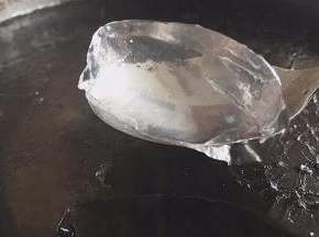 凉透至凝固即可~放入冰箱冷藏口感更好哦，调入蜂蜜或者加了薄荷香精的冰糖水味道超级棒！