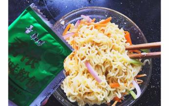 然后将它们一起和面拌匀加入一个鸡蛋，加入一茶勺盐和适量调料包的粉