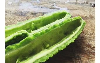 苦瓜对半切开，去掉瓜瓤~