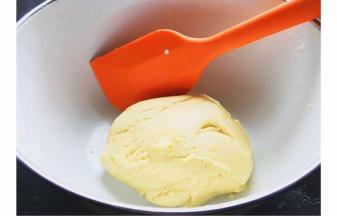 加入低筋面粉拌成面团