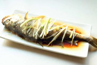 再次浇上适量蒸鱼豉油。