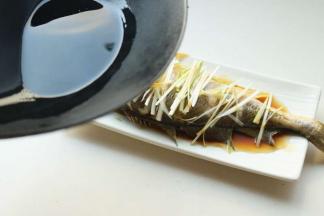 炒锅烧一些热油，泼在葱丝上激出香味。