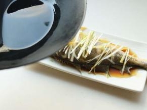 炒锅烧一些热油，泼在葱丝上激出香味。