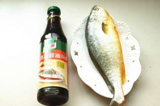 准备好鱼。去掉鱼鳞和内脏，洗干净。