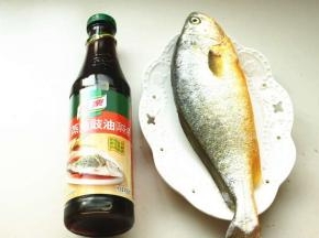 准备好鱼。去掉鱼鳞和内脏，洗干净。