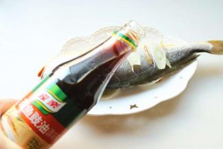 浇上蒸鱼豉油。