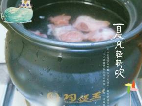 排骨剁成小块后，放入清水中浸泡去血污，期间可以多换几次水。