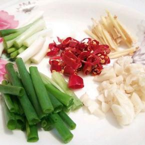  生姜，蒜，葱，泡好的辣椒段，都切好备用，