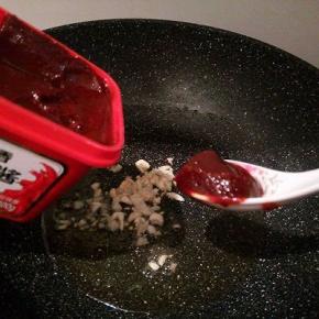 蒜炒香，加辣椒酱，