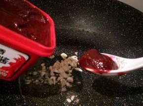 蒜炒香，加辣椒酱，