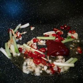 再加入干辣椒，葱段，生姜丝，翻炒，