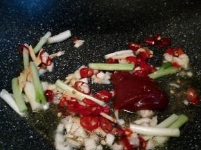 再加入干辣椒，葱段，生姜丝，翻炒，