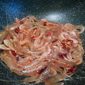 再放入江白虾翻炒变色，加料酒，生抽，盐，