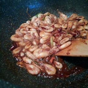 翻炒均匀，放葱段起锅，