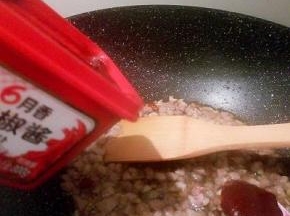 肉丁变色以后，加花椒，大料十三香翻炒片刻，加辣椒酱1勺翻炒，