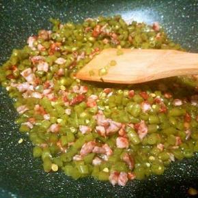 加酸豆角炒香，