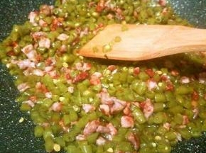 加酸豆角炒香，