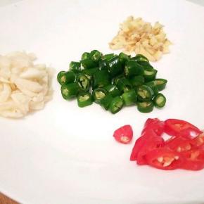 生姜，蒜，青红椒分别切丁，