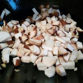 热锅，凉油，炒香生姜，蒜泥，放入切好的丁煸炒，